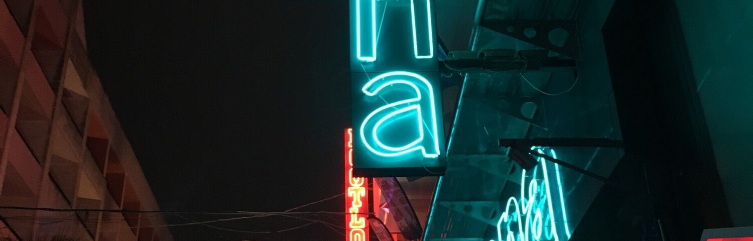 Un letrero de neón con la palabra 'Havana' y una palmera.