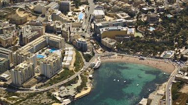 St. Julian\'s toont een strand, een kuststadje en een stad