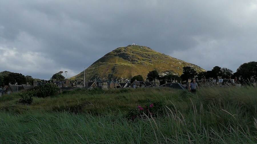 Just 30 minutes from Edinburgh is a beautiful little seaside town of Berwick. A real gem #berwick #scotland #seaside #volcano #naturelover #naturewinning
