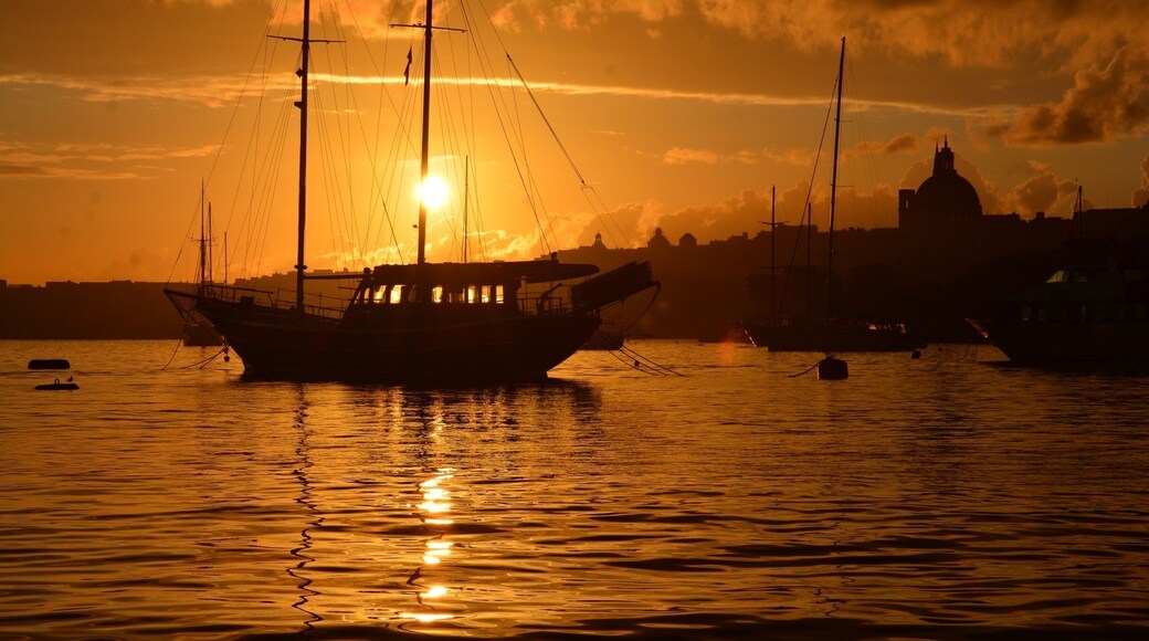MALTA
“#goldenhour” “#waterlust”
Just at the right place at the right time ....the last day of Malta trip in January ... I woke up very early by force, because the bus to the airport .... Then this magical surprise at the bus stop. Just turned around and ...wow! I was absolutely delighted .... and not prepared, because I did not expect that! I just started shooting ... This photos have something magical for me I really do not want to touch the pictures from the sunrise by any post edition ,because I really like them for what they are .... Pure, original .... magical ...