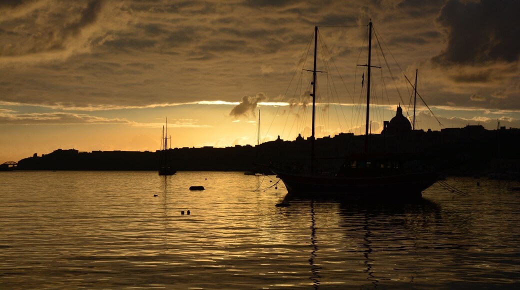 MALTA
“#goldenhour” “#waterlust”
Just at the right place at the right time ....the last day of Malta trip in January ... I woke up very early by force, because the bus to the airport .... Then this magical surprise at the bus stop. Just turned around and ...wow!
I was absolutely delighted .... and not prepared, because I did not expect that! I just started shooting ... This photos have something magical for me I really do not want to touch the pictures from the sunrise by any post edition ,because I really like them for what they are .... Pure, original .... magical ...