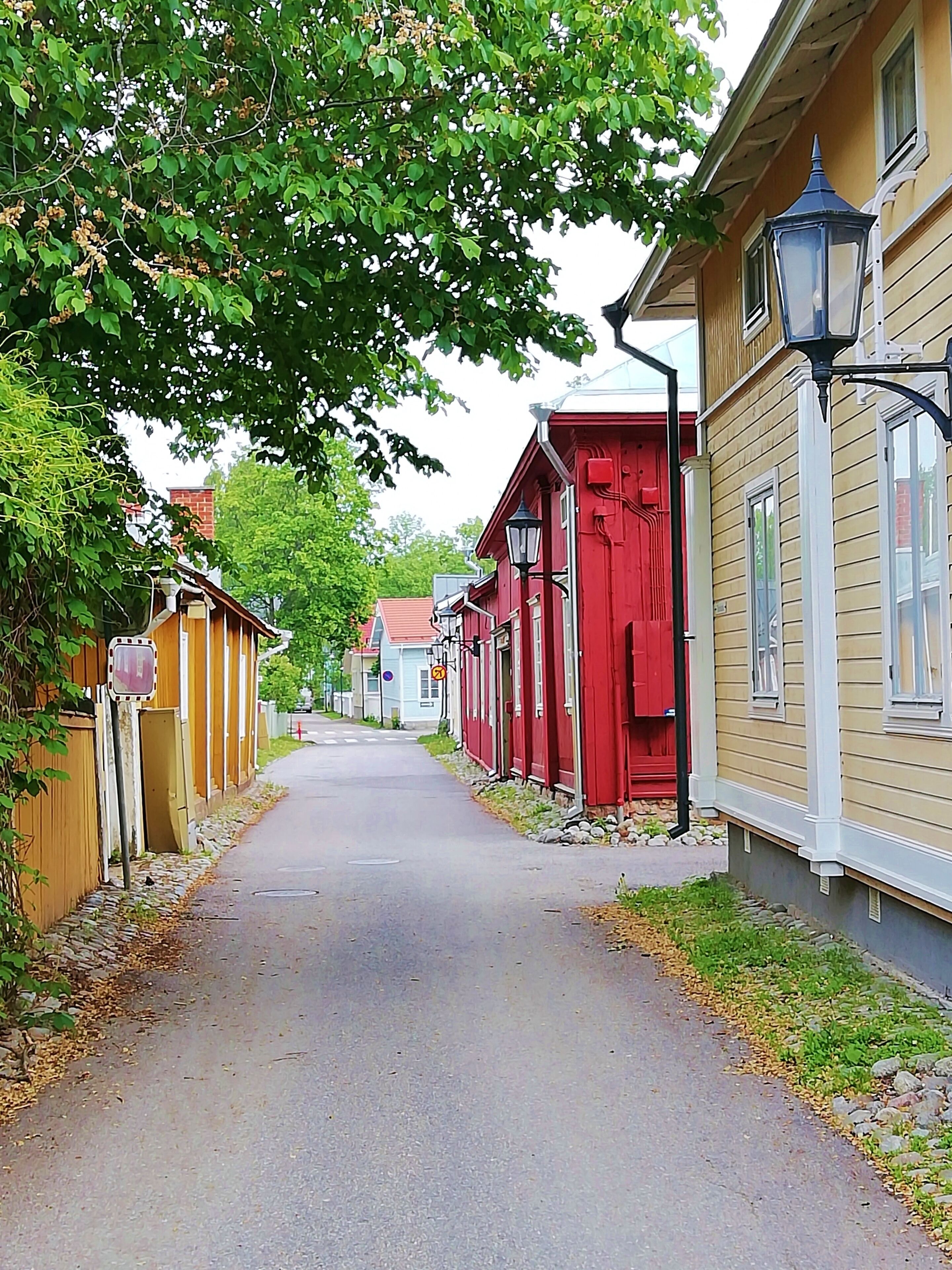 We visited in Naantali only because I love old houses and narrow alleys. Naantali old town is from late 17th- and 18th century.
The old town area consist of only few houses.