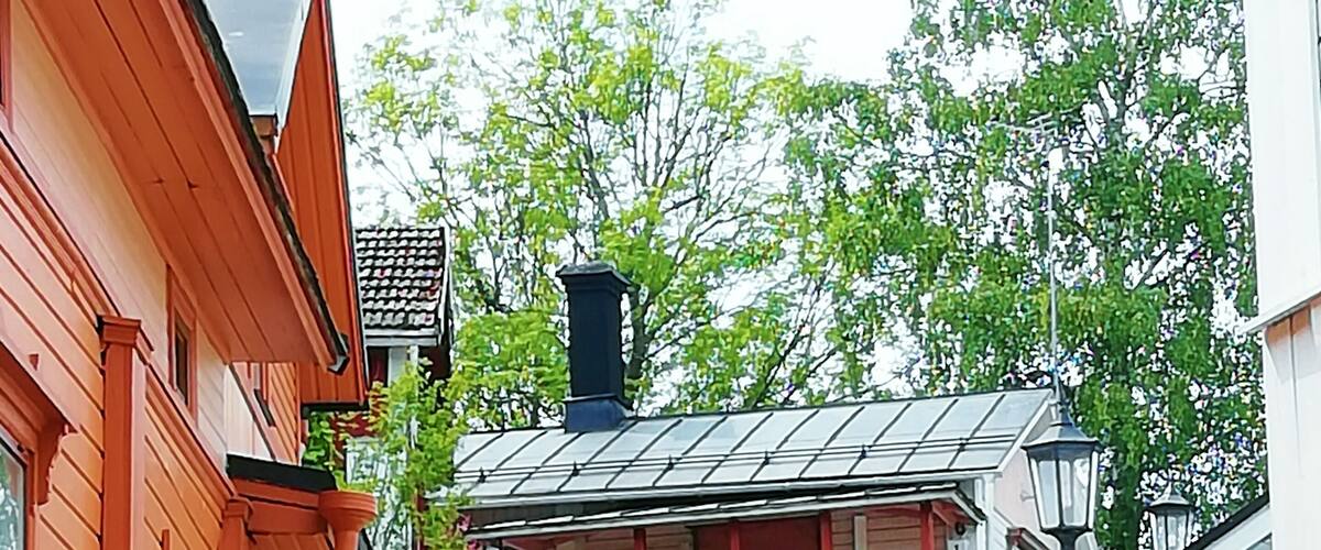 We visited in Naantali only because I love old houses and narrow alleys. Naantali old town is from late 17th- and 18th century.
The old town area consist of only few houses.