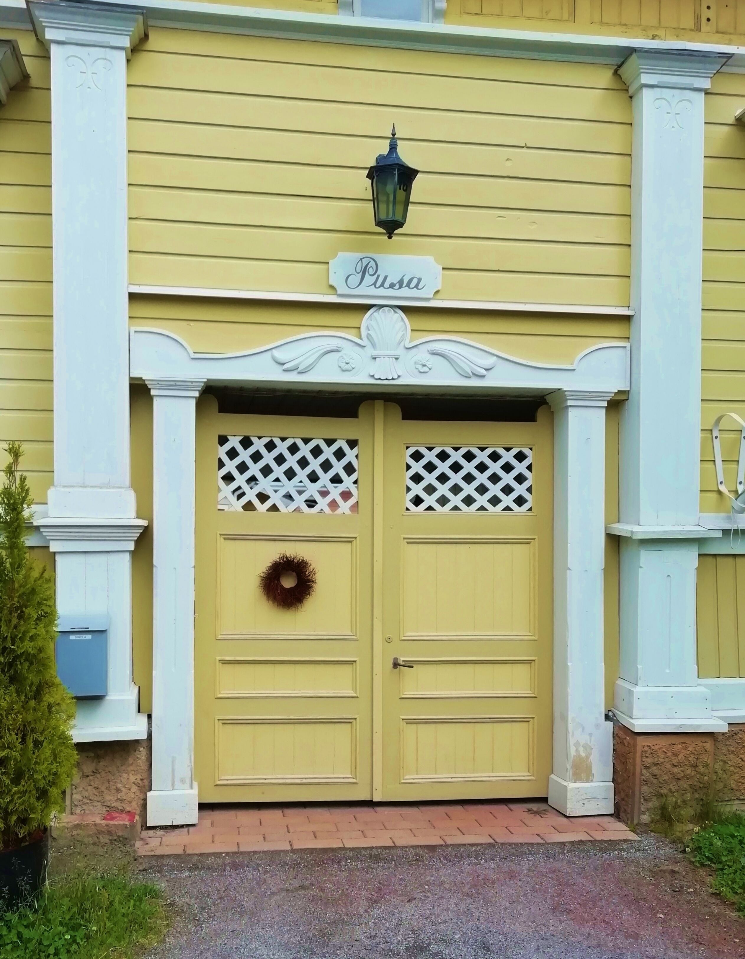 We visited in Naantali only because I love old houses and narrow alleys. Naantali old town is from late 17th- and 18th century.
The old town area consist of only few houses. Many of the houses have named like this one.
