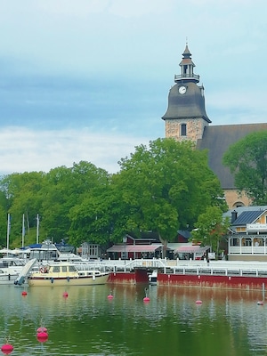 We visited in Naantali only because I love old houses and narrow alleys. Naantali old town is from late 17th- and 18th century.
View from marina towards Luostarikirkko (Abbey church).