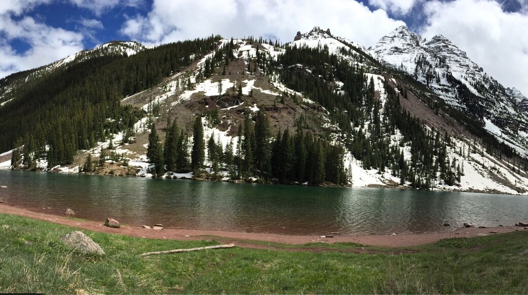 Scenic views of aspen COLORADO . Clear waters , blue skies and we saw the avalanches . It was a awesome moment to witness the snow sliding down while we were hiking up to see the lake. #hiking #lakes #aspen #colorado #scenicdrives