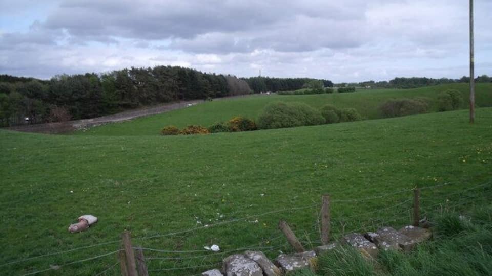Farmland, Gilston near Polmont Across the road behind the photographer are newly built modern houses.