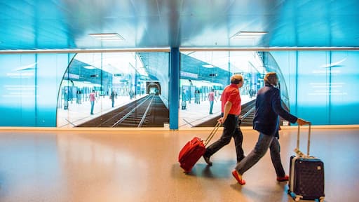 Vantaa toont interieur en spoorwegen en ook een klein groepje mensen