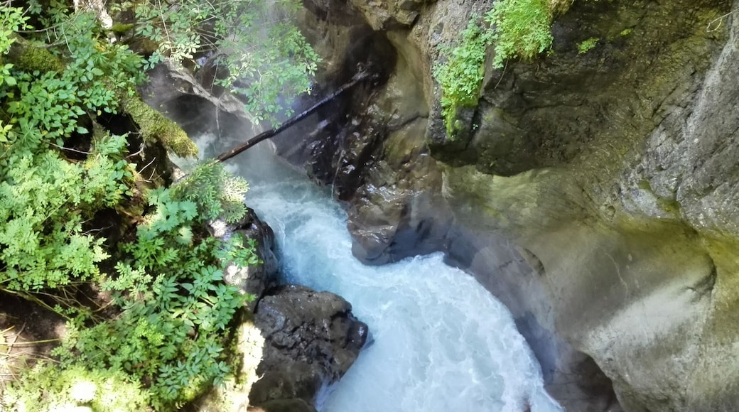 This waterfall called Pochtechessel was a great discovery on the hike to Adelboden.