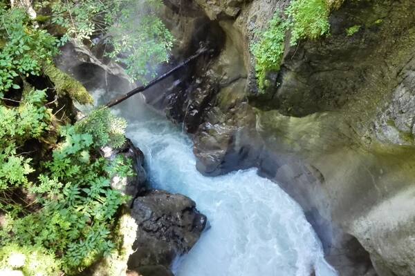 This waterfall called Pochtechessel was a great discovery on the hike to Adelboden.