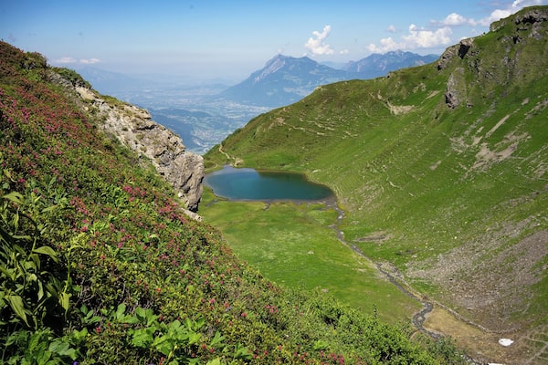 Come and have a hike from Pardiel to Laufböden close to Bad Ragaz under the sunny day, you will be garanteed with this magnifient view over the lake and mountains in the distance!