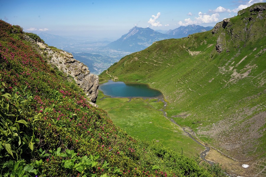 Come and have a hike from Pardiel to Laufböden close to Bad Ragaz under the sunny day, you will be garanteed with this magnifient view over the lake and mountains in the distance!