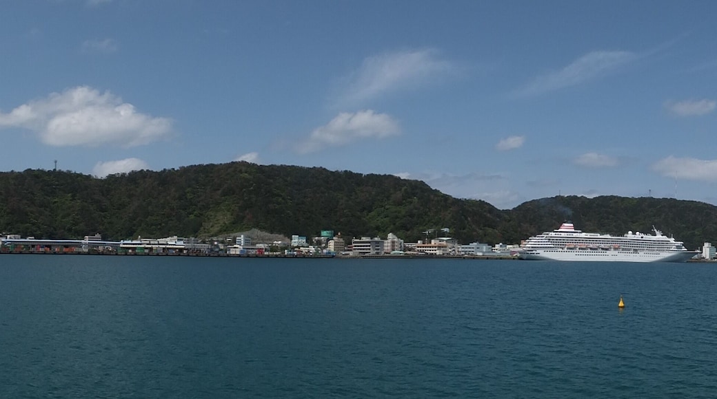 名瀬港 左側から順に本港地区、新港地区、長浜地区。新港地区には貨物が置かれている。