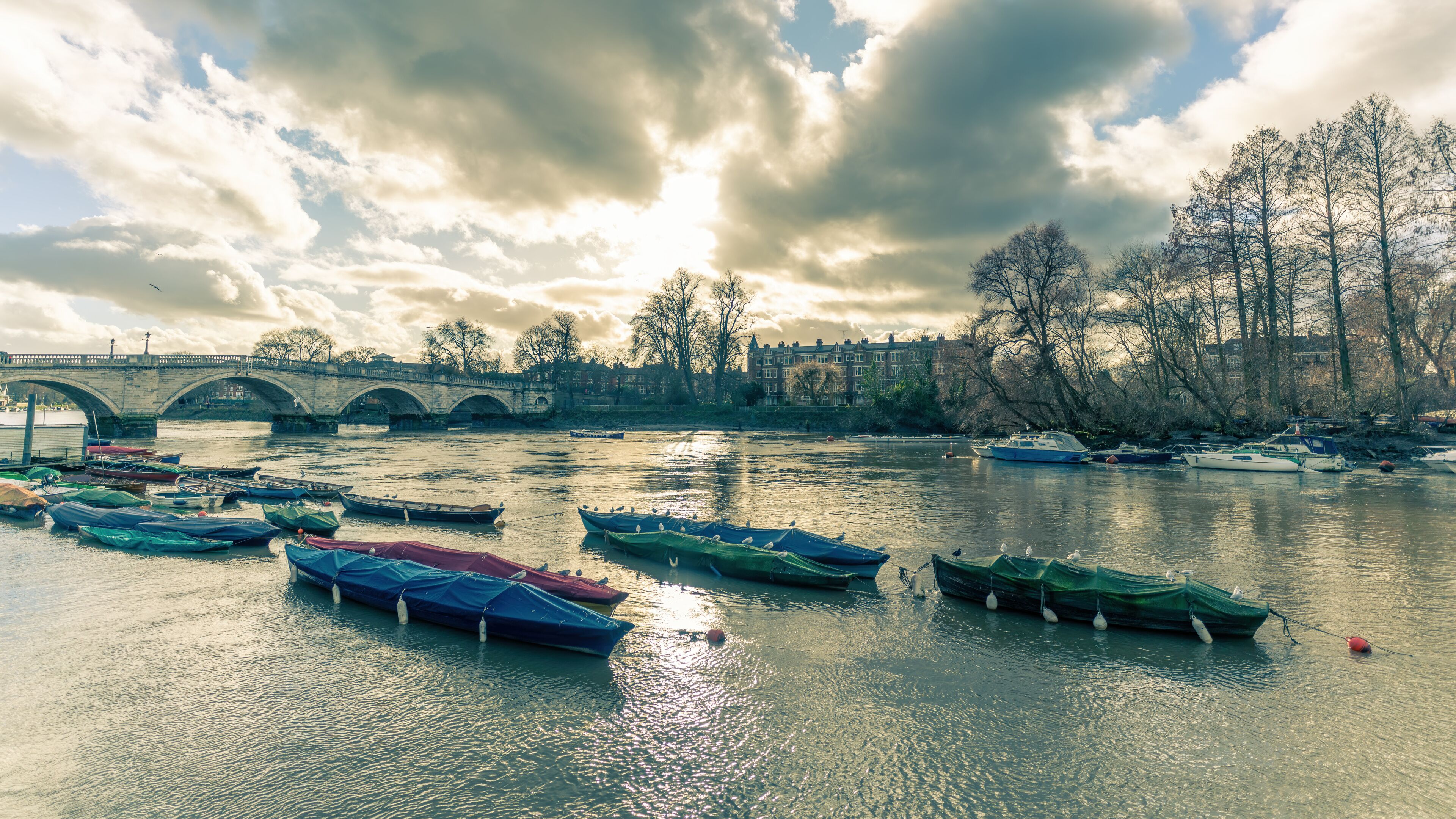 The Thames flowing through Richmond-Upon-Thames as the sun is starting to descend, West London, England