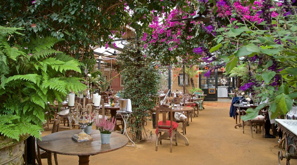 Richmond-upon-Thames que incluye escenas de café y flores silvestres