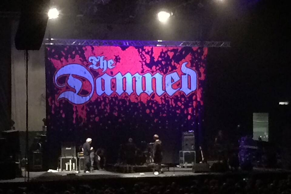 Un escenari amb un gran cartell que diu 'The Damned'.