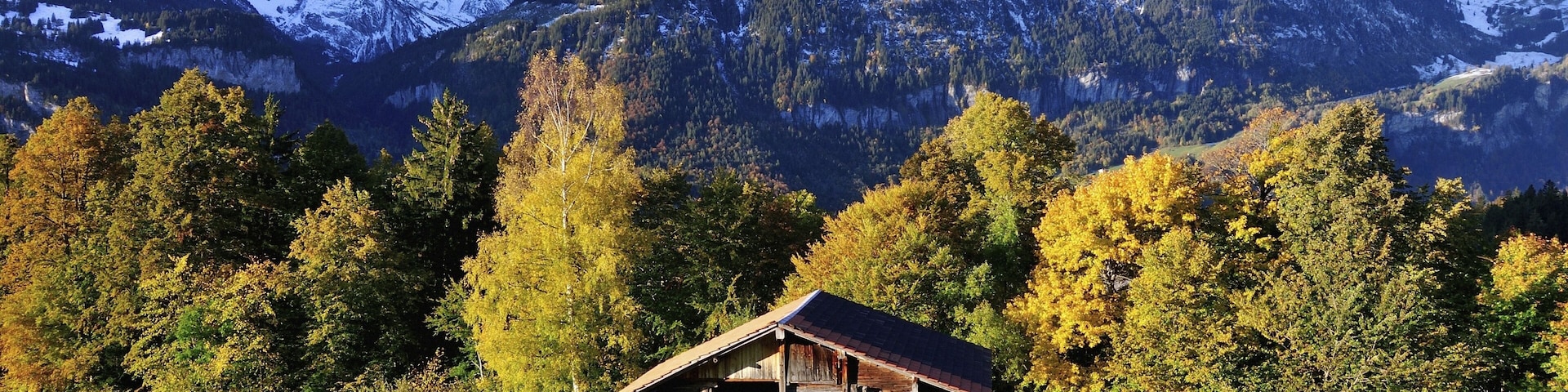 Wooden hut in Hasliberg, with view on the Rosenlaui Glacier, Lauteraarhorn, Rosenhorn, Wetterhorn, Meiringen, Canton of Bern, Switzerland