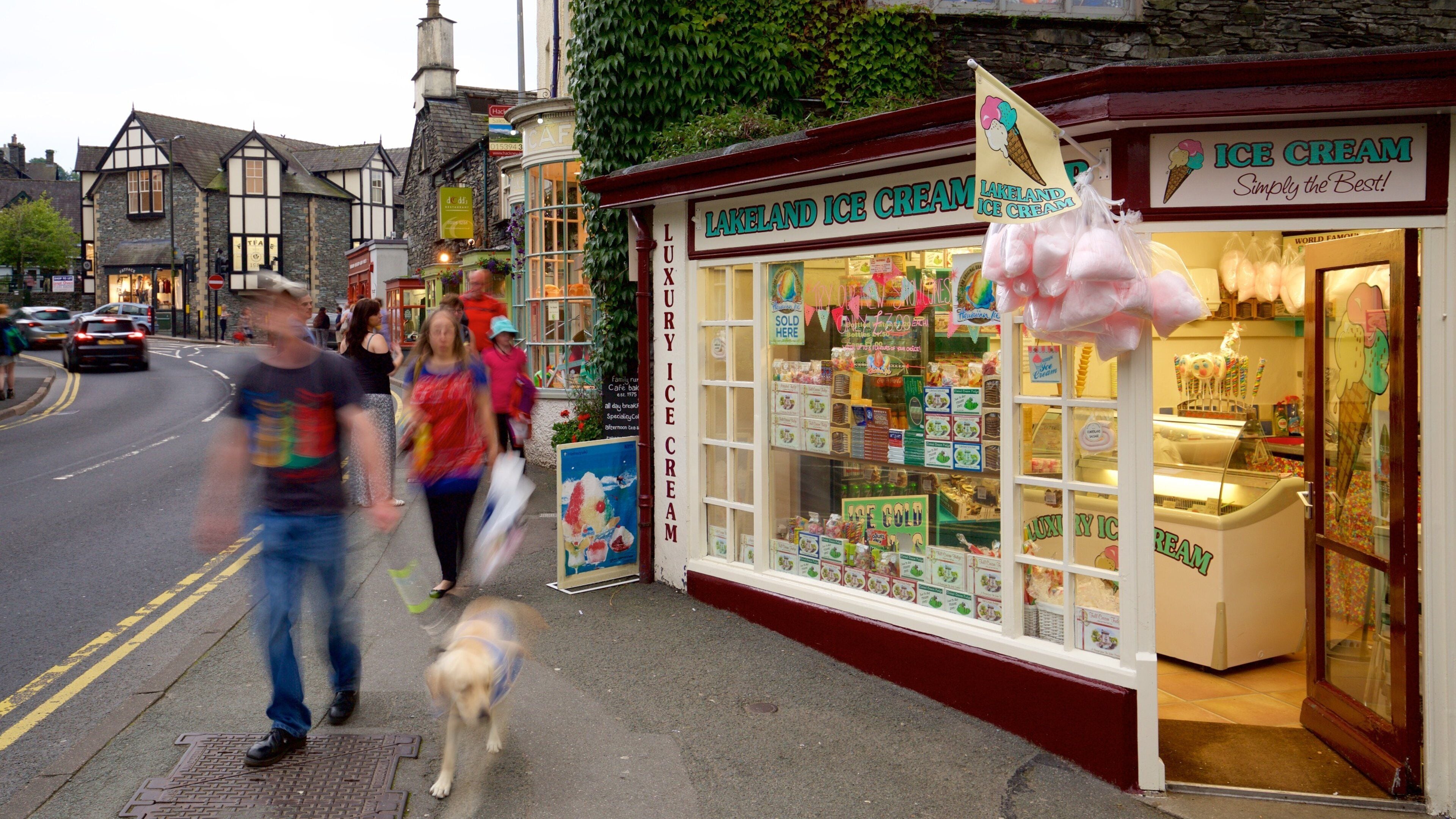 Ambleside which includes a small town or village, shopping and street scenes