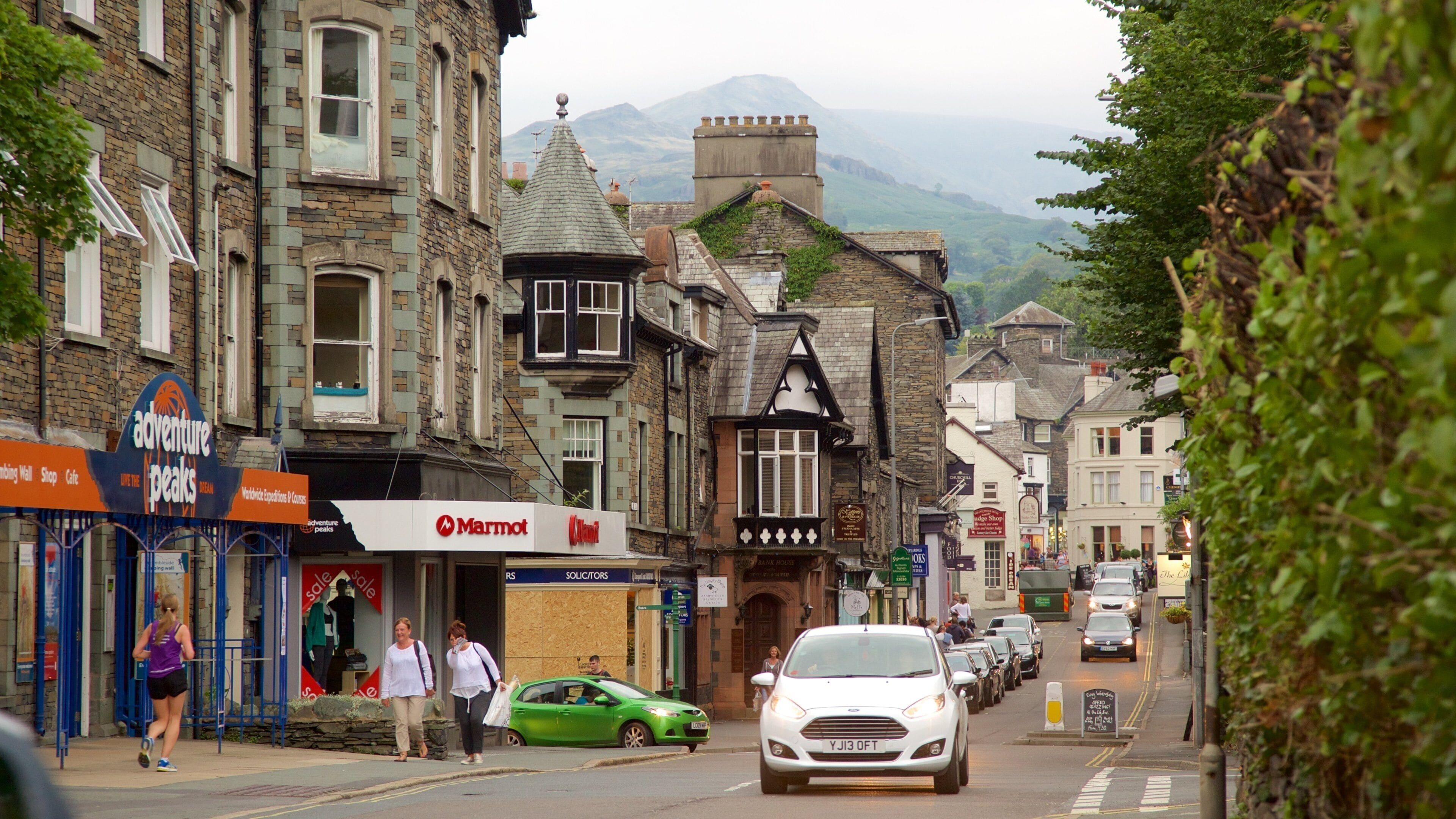 Ambleside caratteristiche di strade, segnaletica e piccola città o villaggio