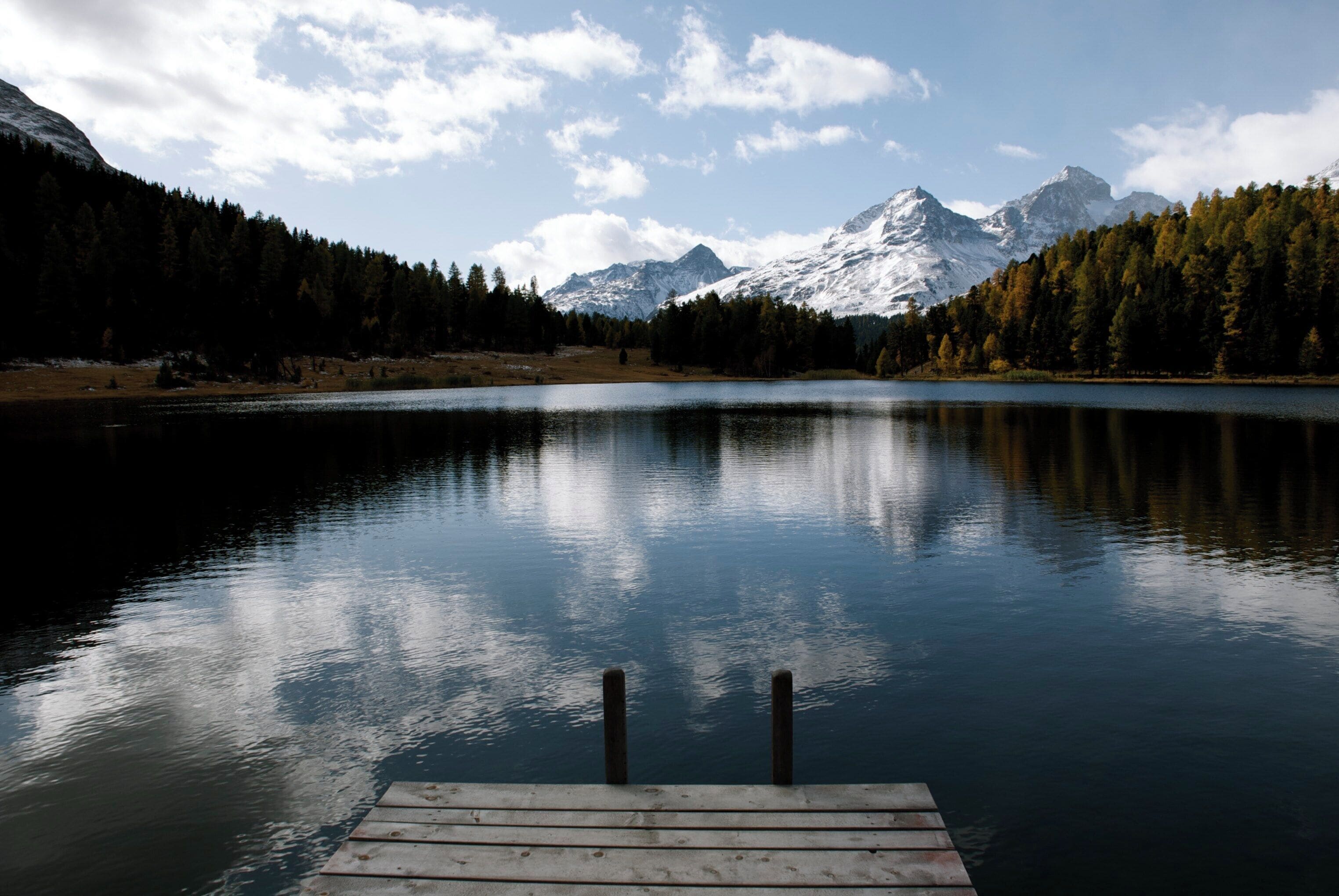 Lej da Staz, im Hintergrund von rechts Piz Julier, Piz Albana und Piz Polschin