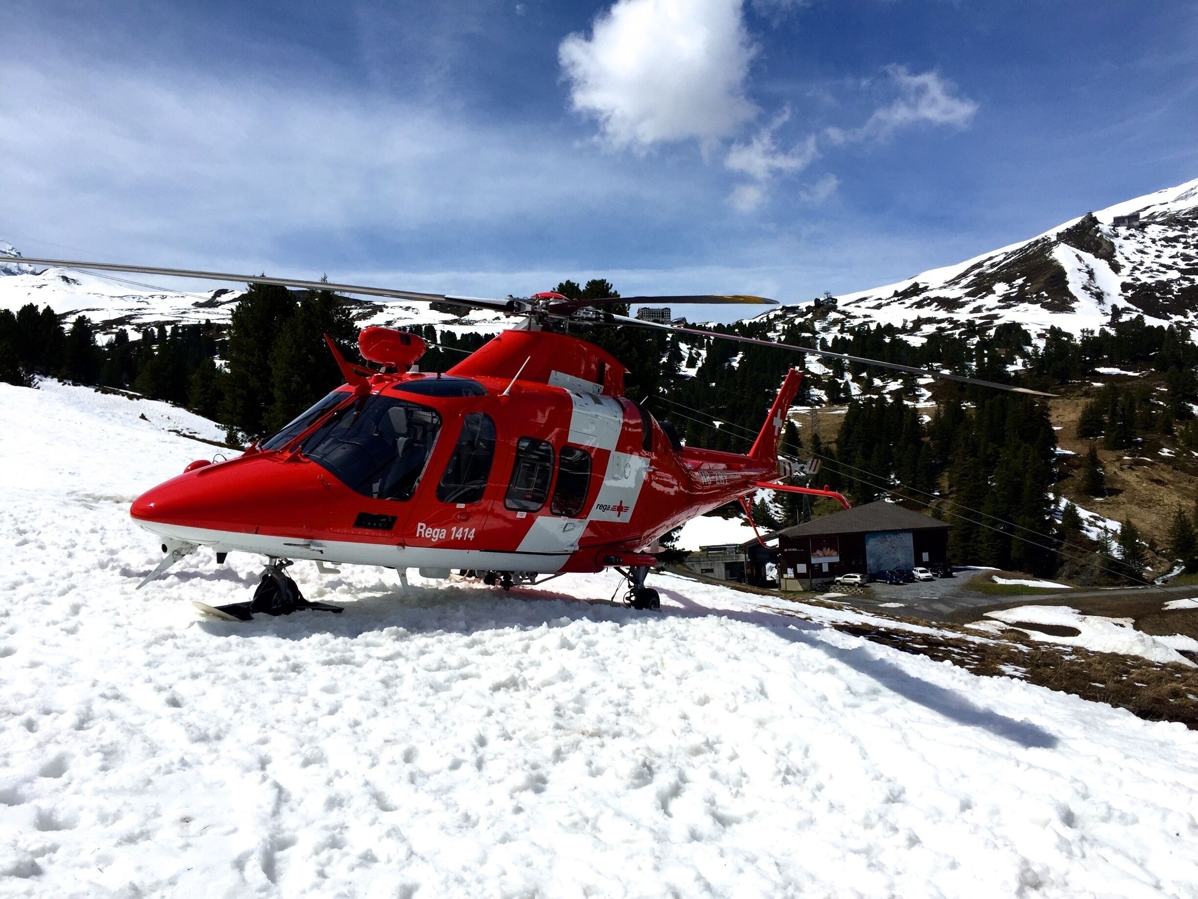 Rega comes to the aid of people in distress, providing swift, professional medical assistance by air. In order to do this, it employs state-of-the-art operating resources, such as helicopters and air-ambulances. Rega’s workforce comprises qualified, experienced staff.