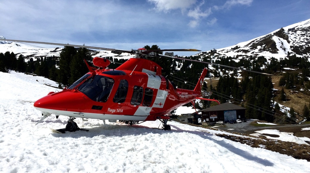 Rega comes to the aid of people in distress, providing swift, professional medical assistance by air. In order to do this, it employs state-of-the-art operating resources, such as helicopters and air-ambulances. Rega’s workforce comprises qualified, experienced staff.