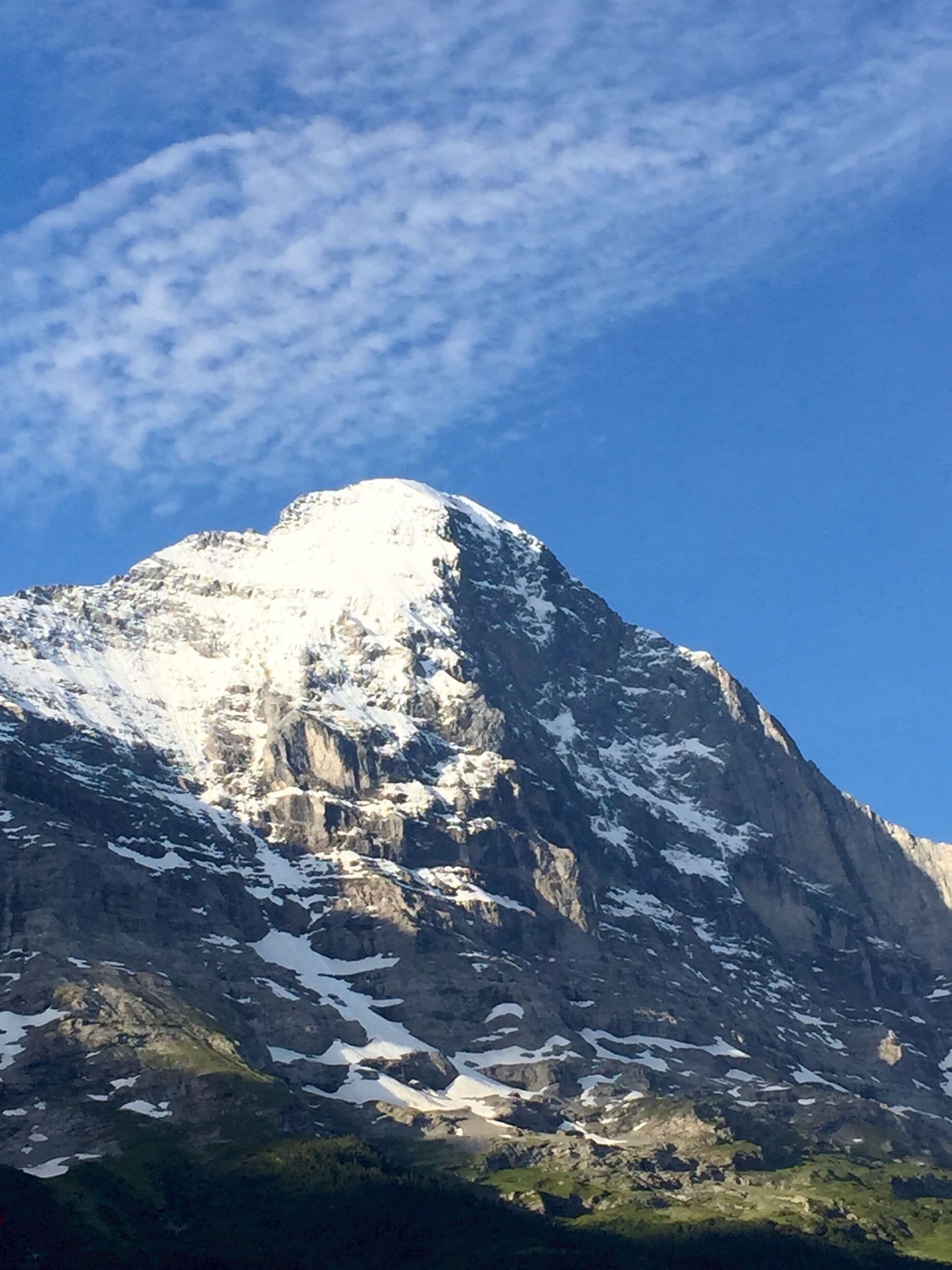 Une montagne enneigée sous un ciel d’un bleu limpide.