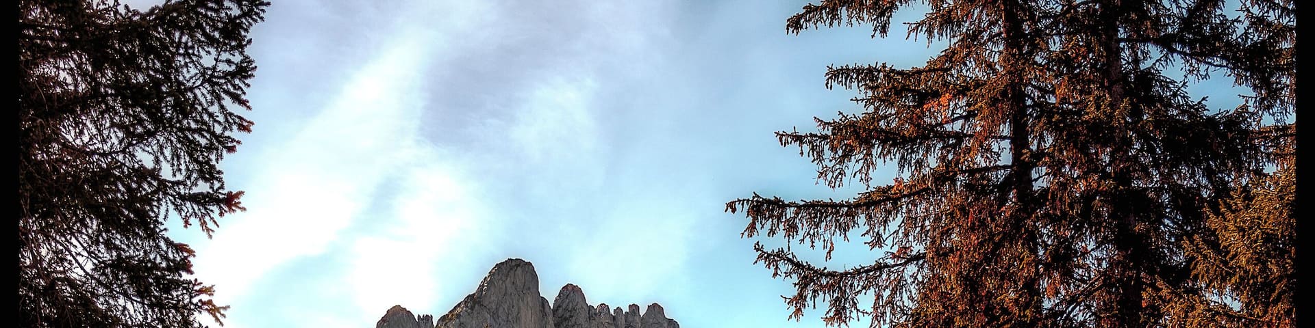 Path leading to the Gastlosen mountain in autumn