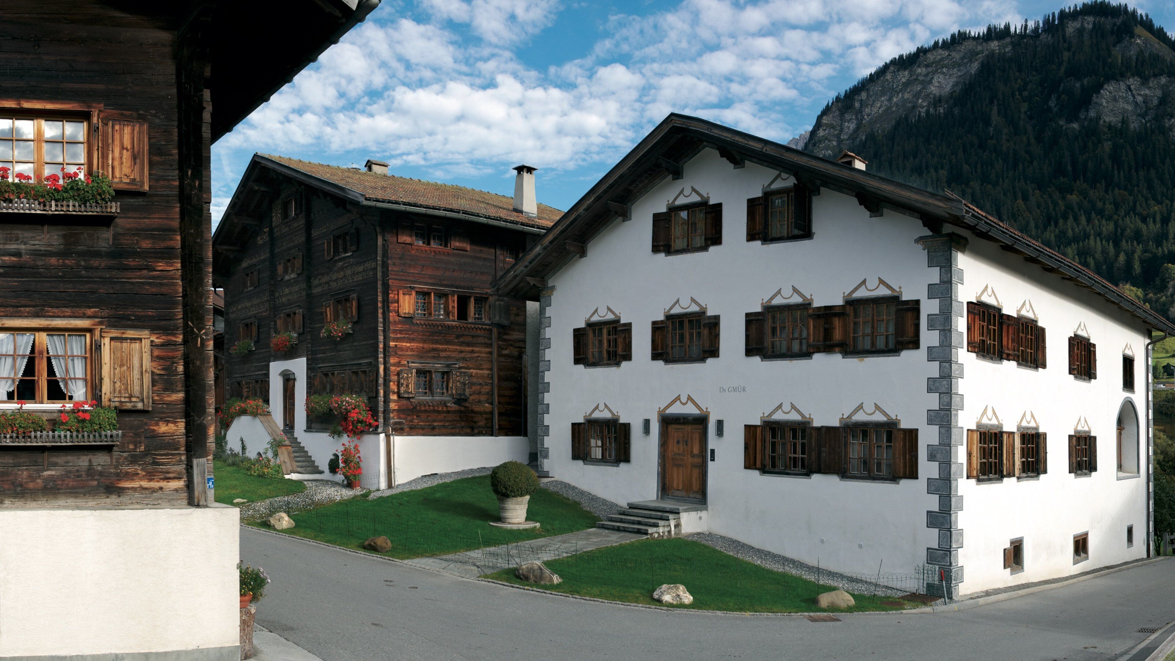 Klosters-Serneus featuring a small town or village