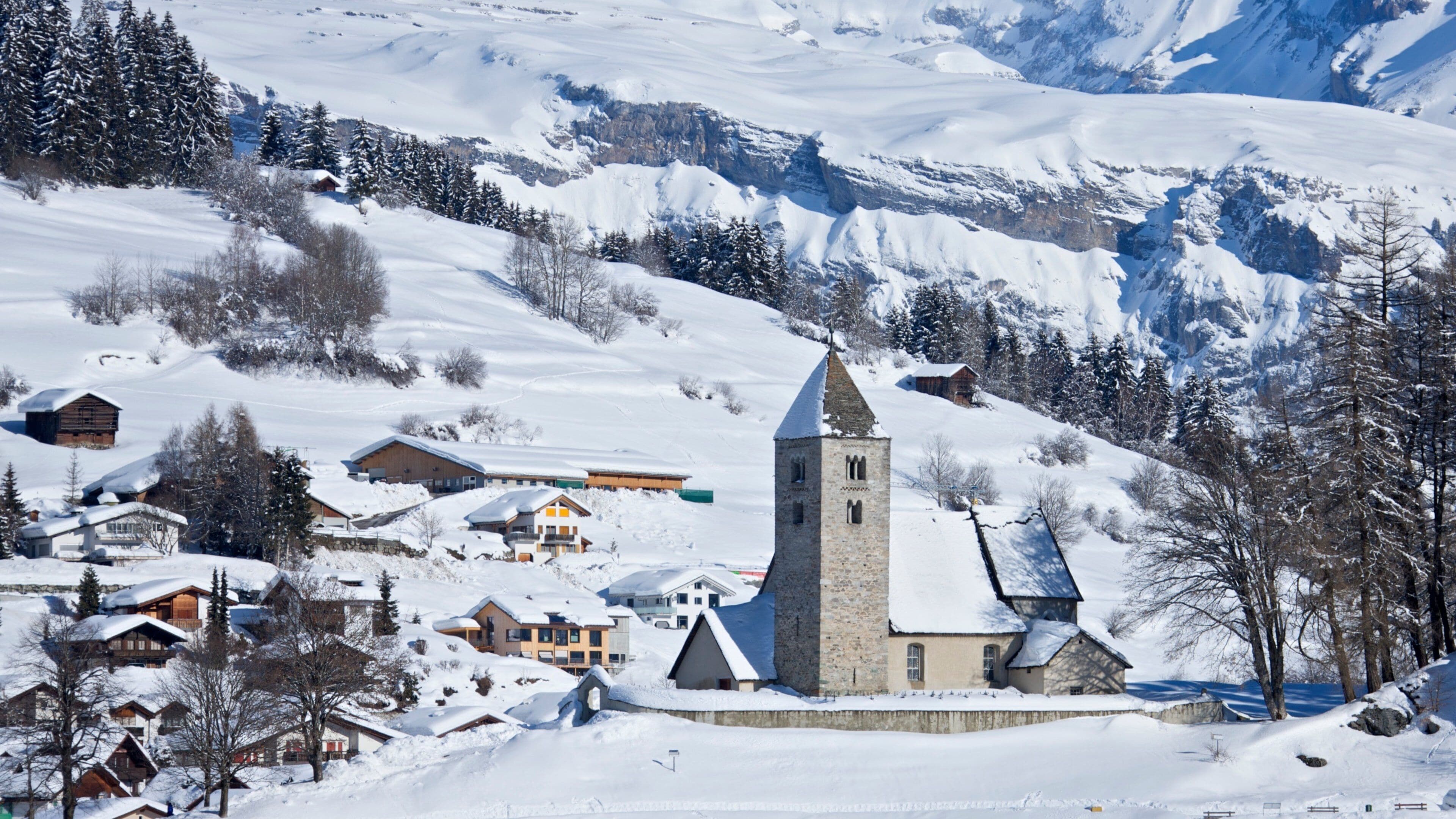 Flims showing a small town or village, snow and a church or cathedral