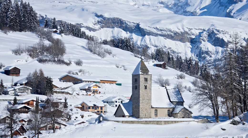 Flims showing a small town or village, snow and a church or cathedral