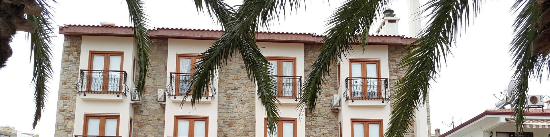 Located in the heart of beautiful Datca, offers you an elegant place to rest in your visit. Being in the center of the city gives you the oppurtunity to walk anywhere. and Do not miss the chance to try our Pizza!