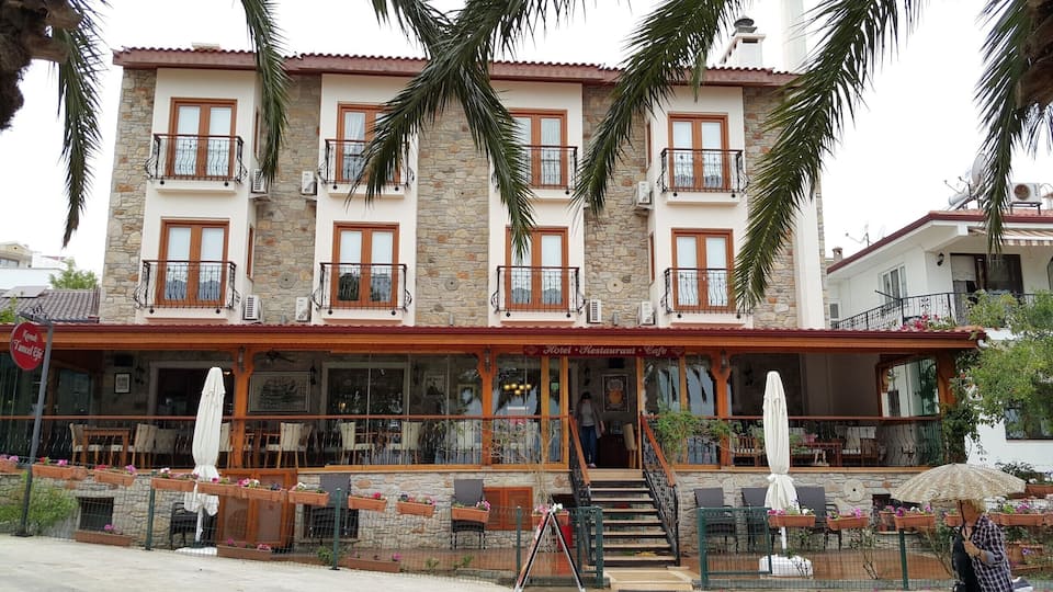 Located in the heart of beautiful Datca, offers you an elegant place to rest in your visit. Being in the center of the city gives you the oppurtunity to walk anywhere. and Do not miss the chance to try our Pizza!