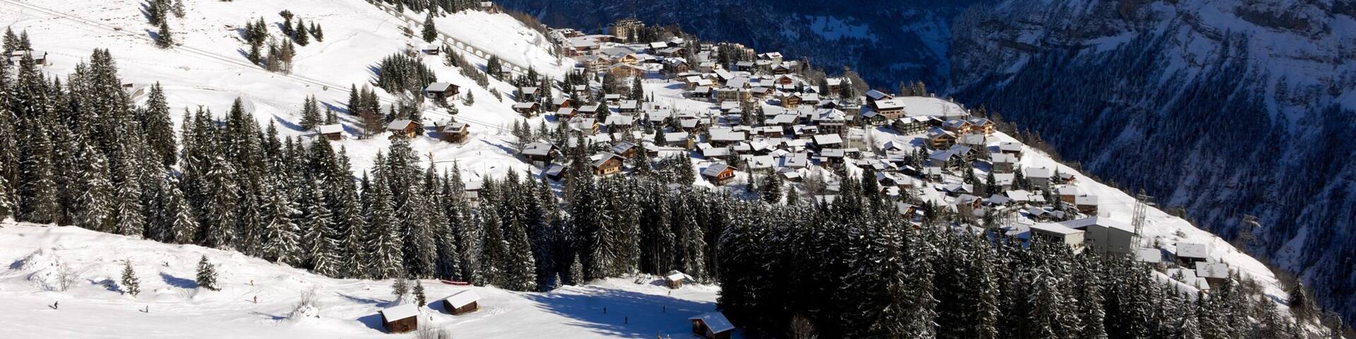 Muerren johon kuuluu vuoret, pieni kaupunki tai kylÀ ja lunta