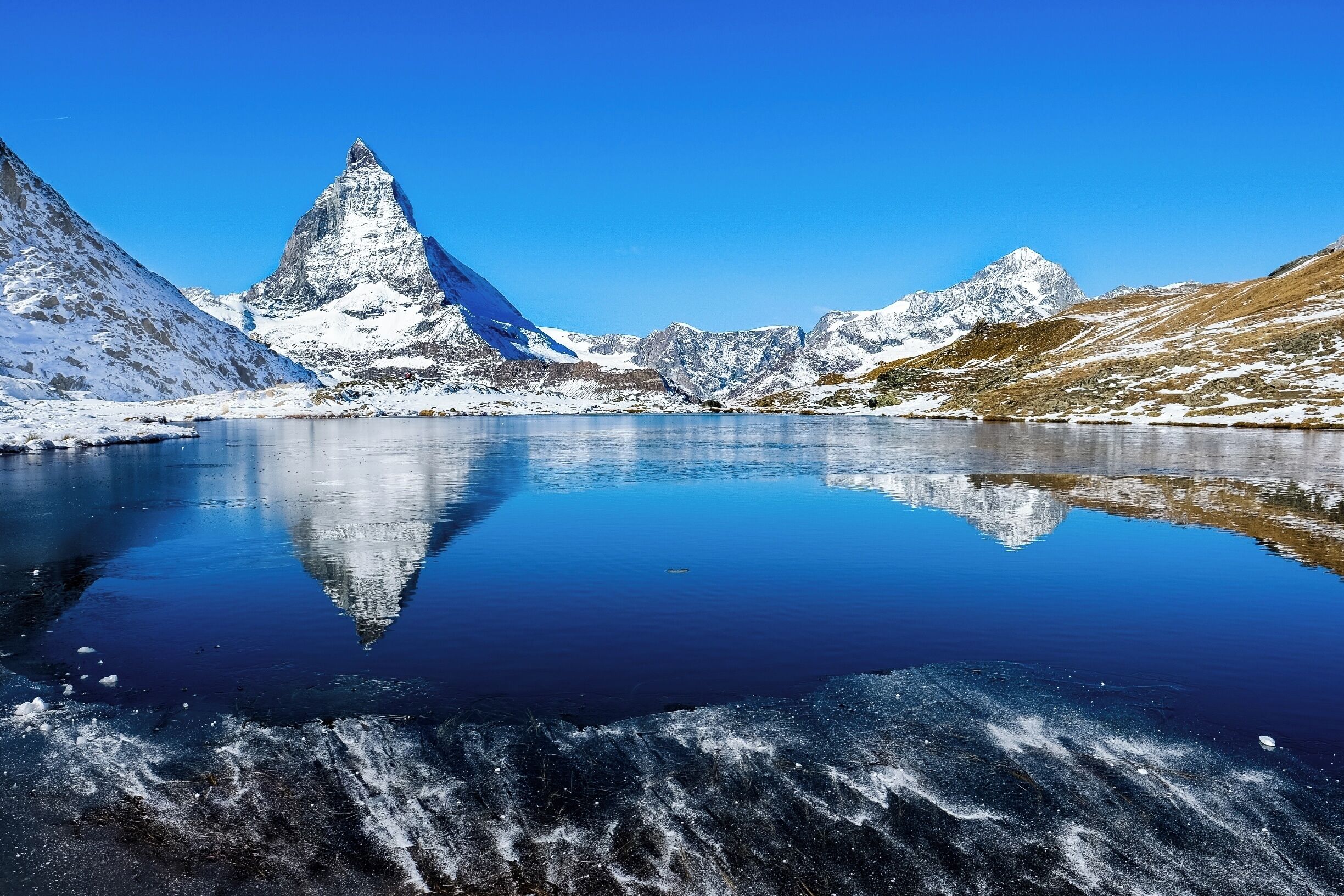 Matterhorn and its reflection in the Rieffelsee (easily accessible from the Gornergrat railway).
This was on an autumn morning when the Rieffelsee just started to freeze over #mountains #bvsblue
