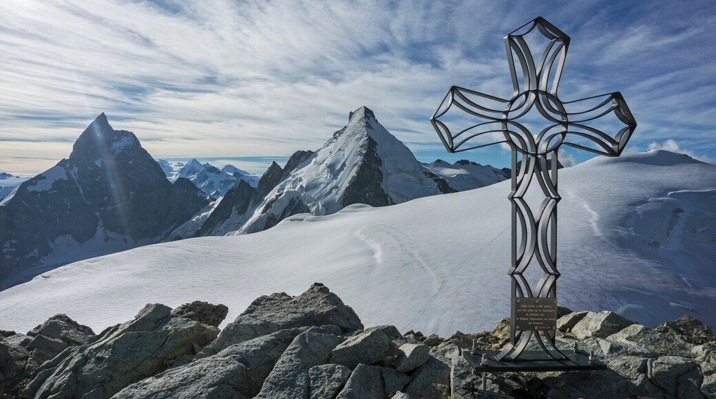 After an early morning glacier slog from the Bertol Hut, we were rewarded with a stunning view over towards the Matterhorn from Le Croix on the summit of Tete Blanche, straddling the Swiss and Italian border.
#TakeAHike