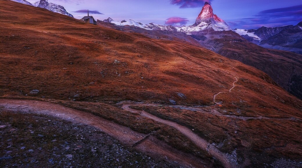 Sunrise at Hotel Riffelhaus 1853 in Zermatt 🇨🇭
#riffelhaus1853
#BvSMountains
#riffelberg
#matterhorn
#zermatt
#Switzerland