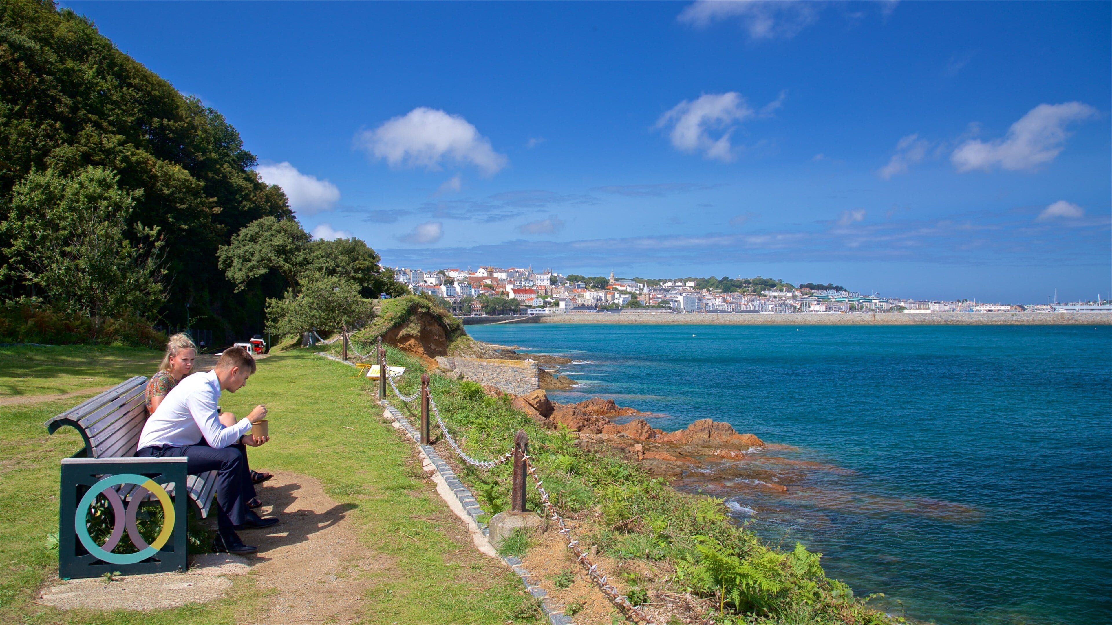 St. Peter Port welches beinhaltet Park, allgemeine Küstenansicht und Küstenort
