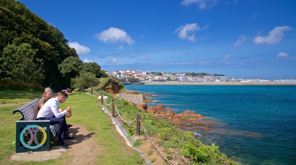 St. Peter Port welches beinhaltet Park, allgemeine Küstenansicht und Küstenort