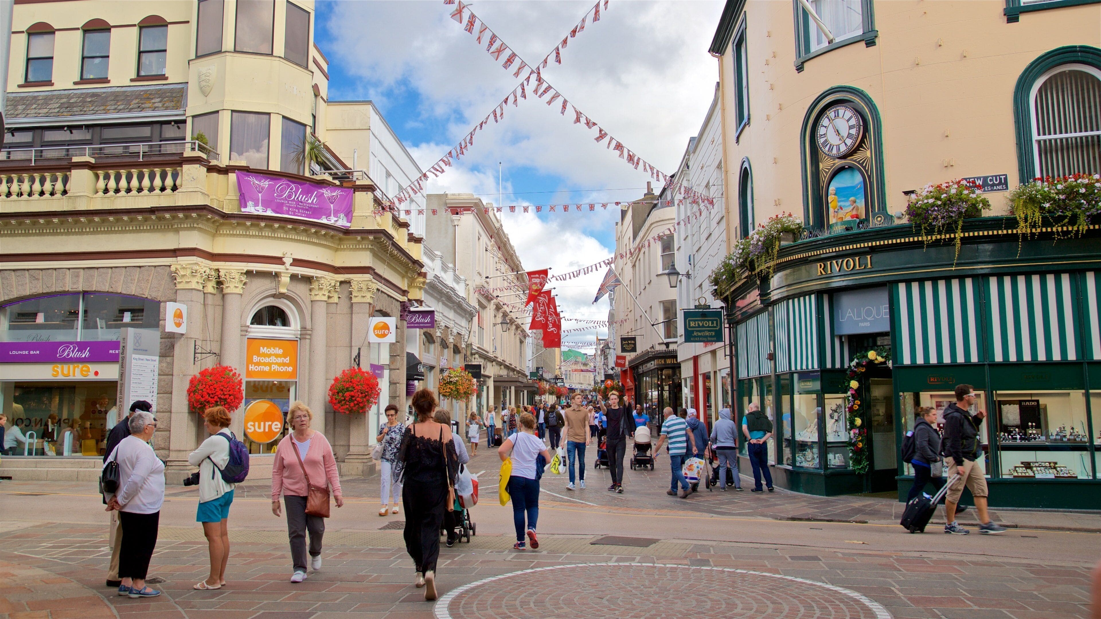 St. Helier mettant en vedette scènes de rue aussi bien que important groupe de personnes