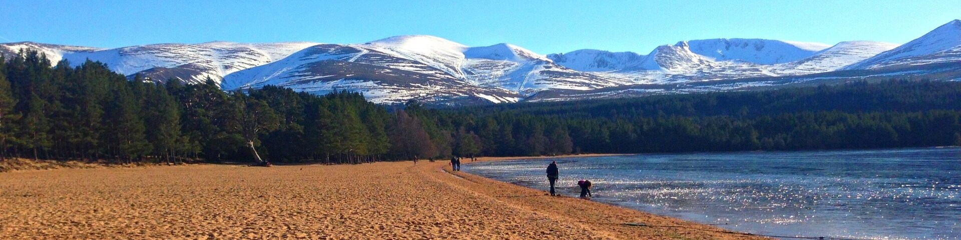 📍Loch Morlich, Glenmore
Loch Morlich enjoys one of the finest settings of any loch in the country. It is surrounded by forests and fringed by beaches, with the stunning backdrop of the often snow-clad peaks of the northern Cairngorms. The circuit of the loch is a very popular walk. The loch is home to a watersports centre with kayaking, sailing and windsurfing among the activities available.
#Aquatrove