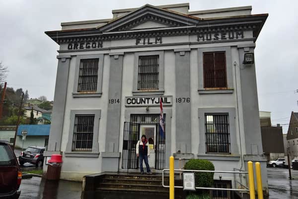 Oregon Film Museum bygning med et skilt der siger "COUNTY JAIL" og årene 1914 og 1976.