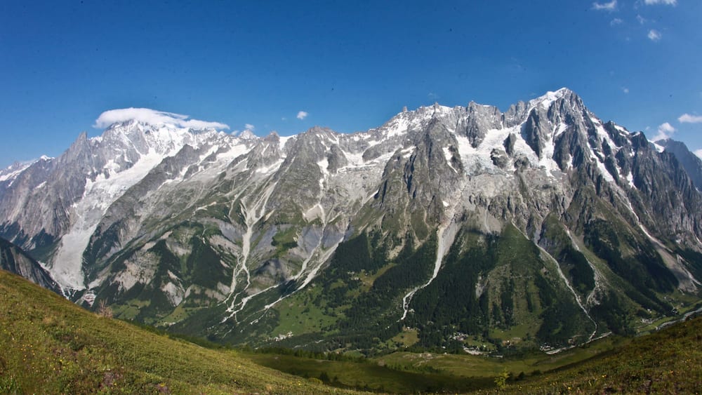 Courmayeur mit einem Berge und Schnee