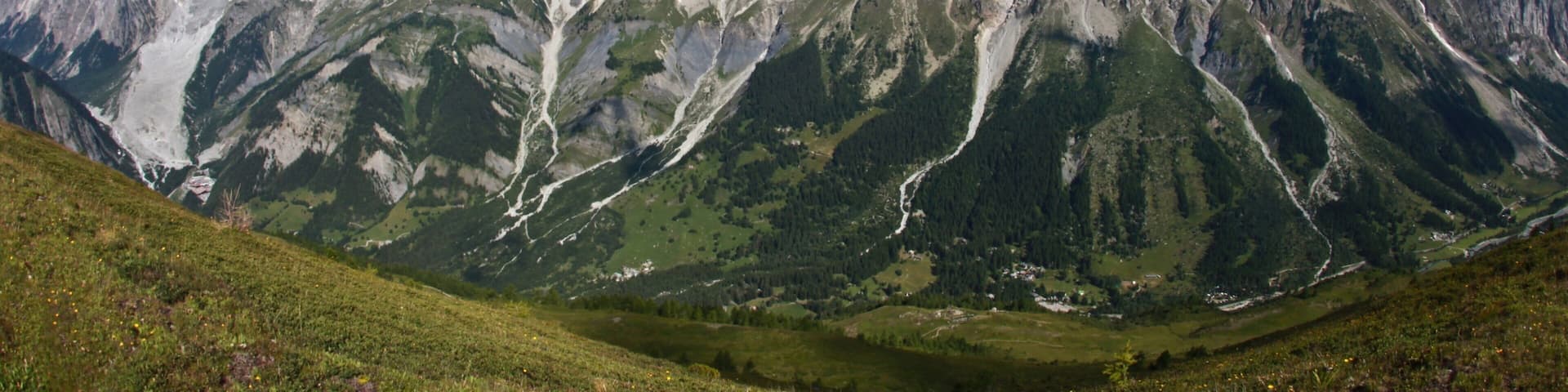 Courmayeur mit einem Berge und Schnee