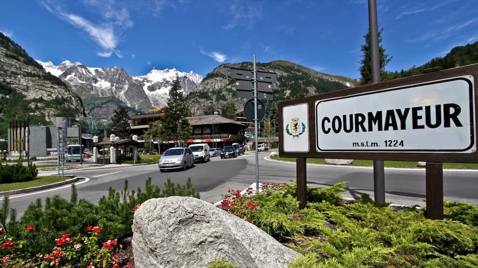 Courmayeur som inkluderer skilt og hage