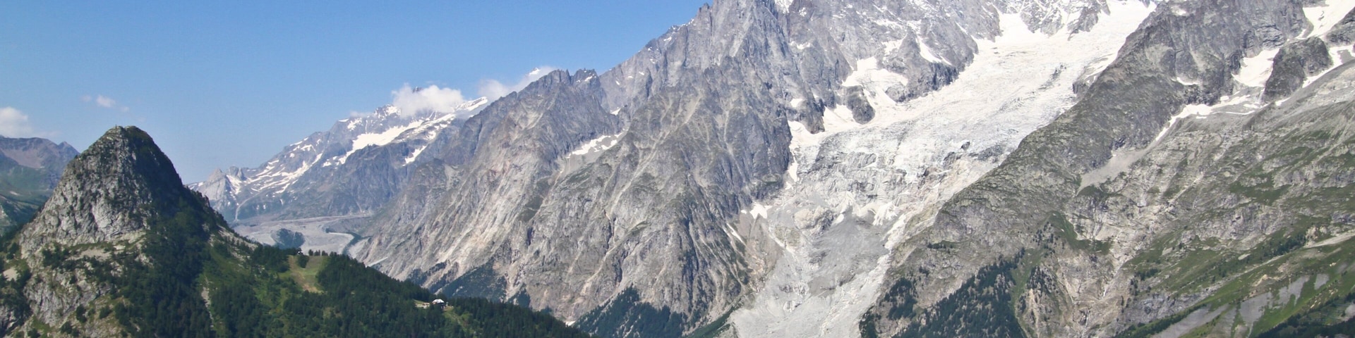 Courmayeur que incluye nieve y montañas