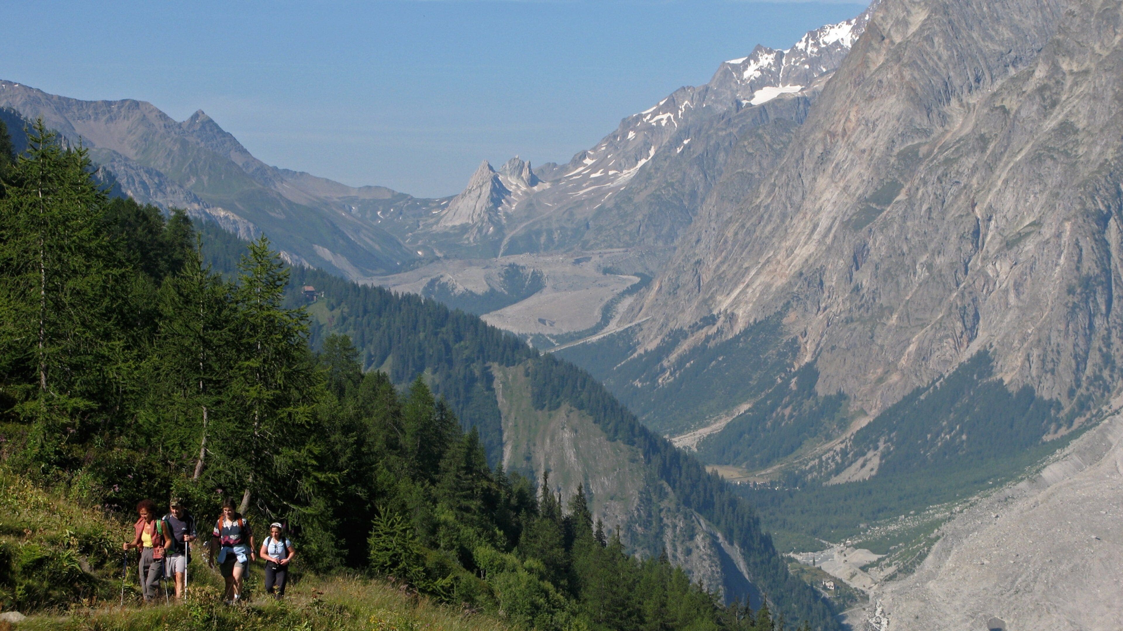 Courmayeur som inkluderer vandring eller fottur, kløft eller juv og fjell