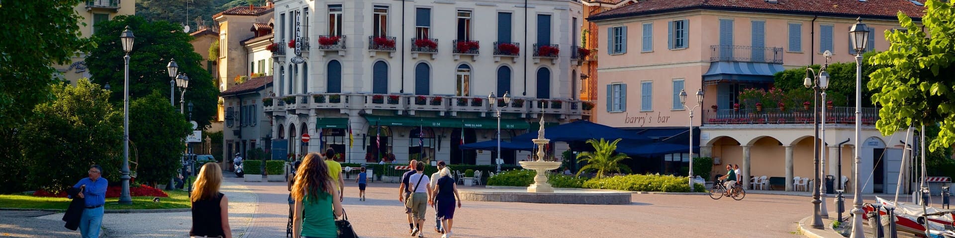 Cernobbio showing a square or plaza and heritage architecture
