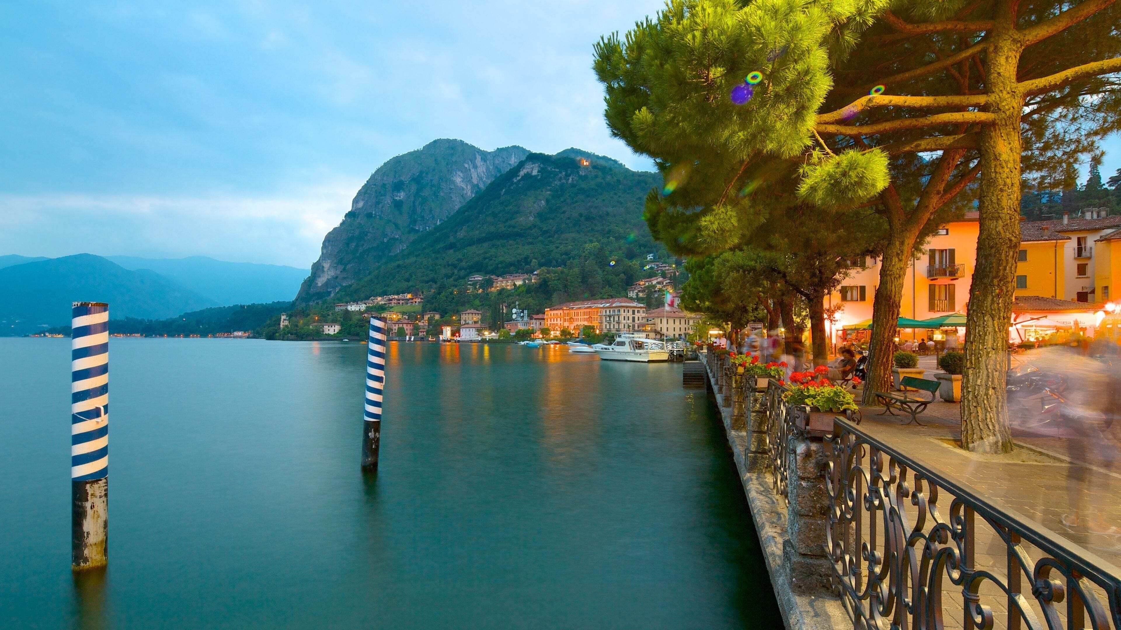 Menaggio mostrando vistas generales de la costa y una ciudad costera