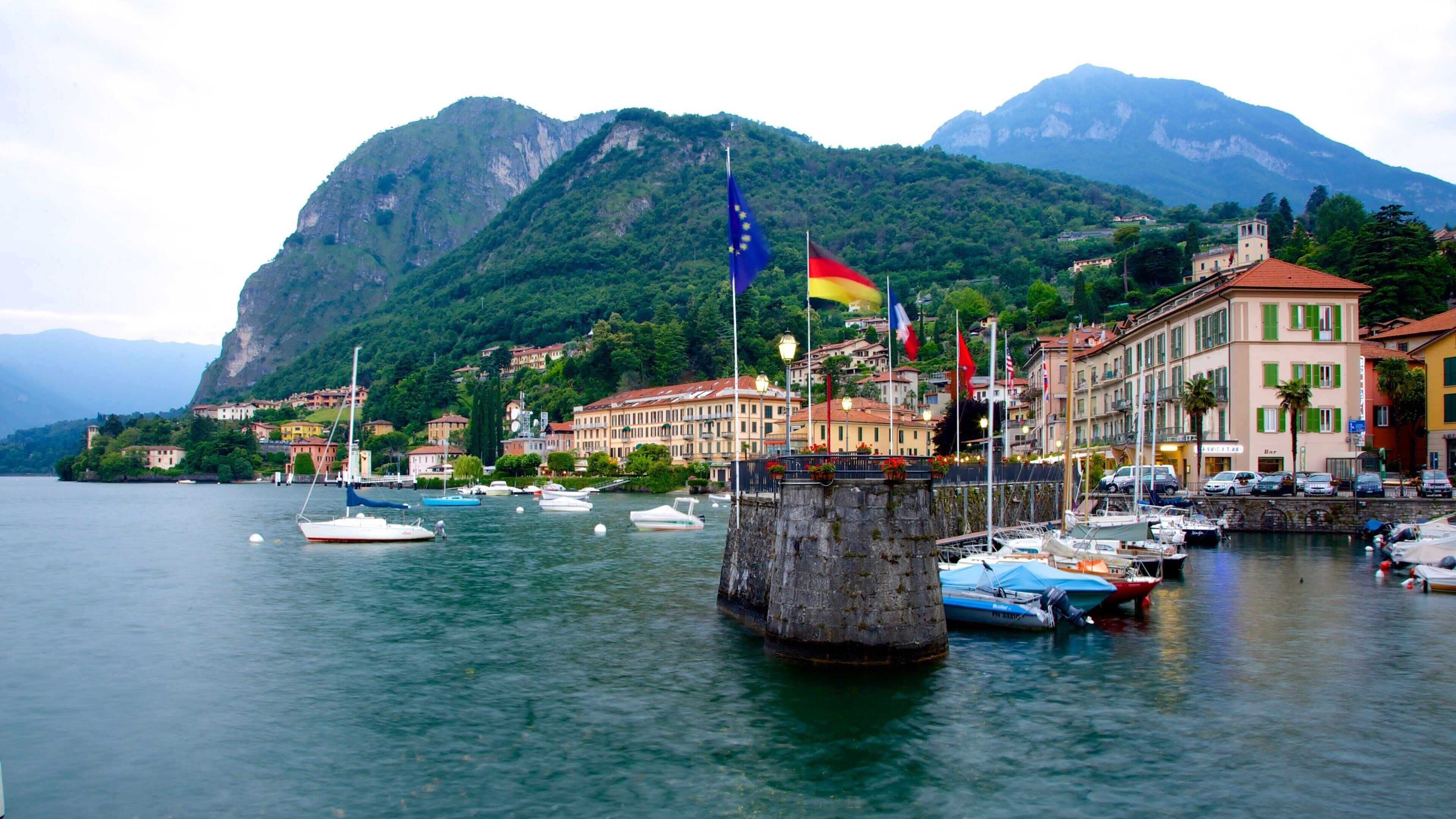 Menaggio mostrando vistas de una costa, una localidad costera y un puerto deportivo